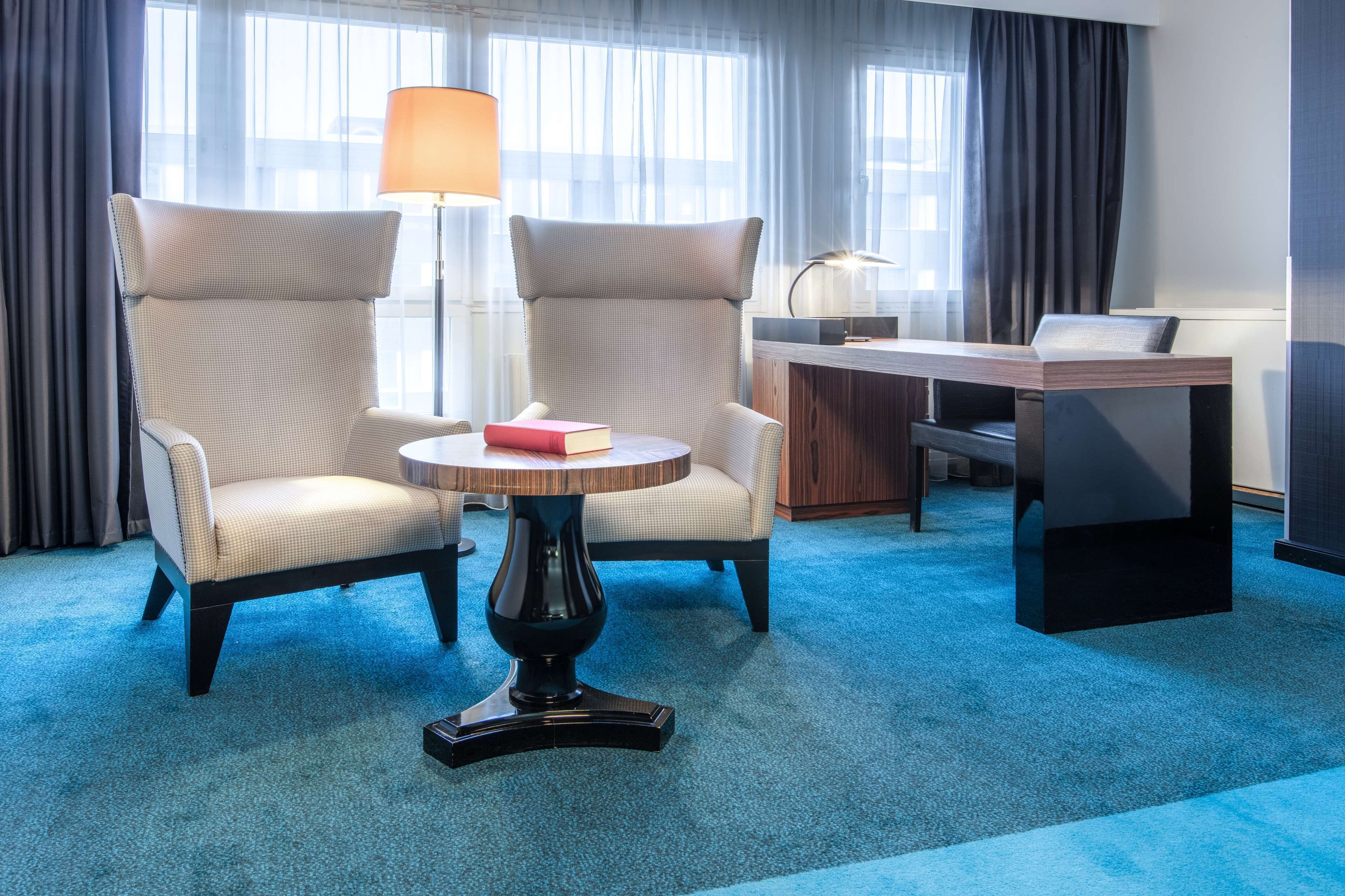 premium room | hypo-allergenic bedding, minibar, in-room safe, desk