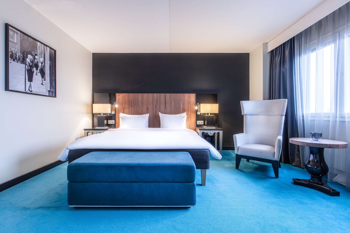 junior suite | hypo-allergenic bedding, minibar, in-room safe, desk