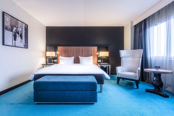 ملاءات للفراش لا تسبب الحساسية وخزنة داخل الغرفة ومكتب