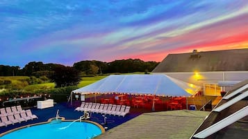 Una piscina techada, una piscina al aire libre de temporada, sombrillas