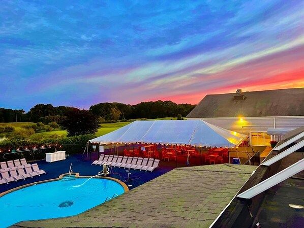 Piscine intérieure, piscine extérieure en saison, parasols