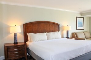 Kamer, 1 kingsize bed met slaapbank, uitzicht op golfbaan | Pillowtop-bedden, een kluis op de kamer, een bureau, een laptopwerkplek