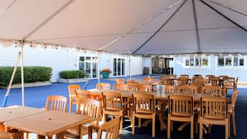 2 restaurants, breakfast, dinner served; American cuisine
