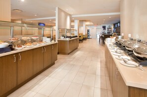 S'hi serveixen esmorzars, dinars i sopars 