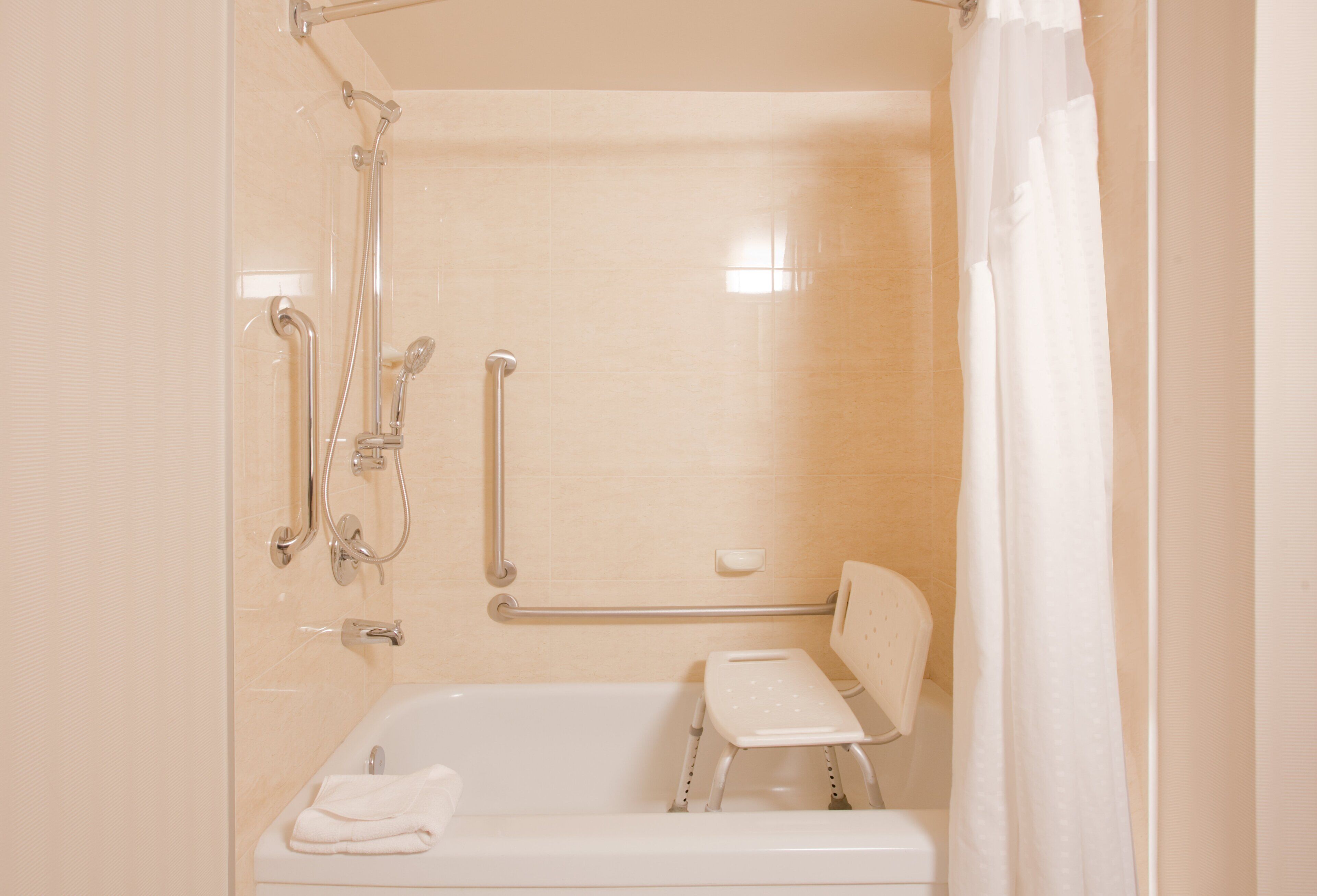 combined shower/bathtub, hair dryer, towels