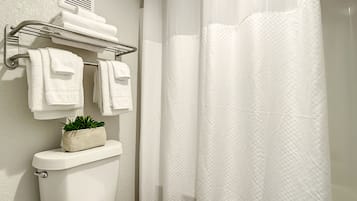 Combined shower/tub, free toiletries, towels