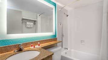Standaard kamer, 1 kingsize bed, niet-roken | Badkamer | Een bad, milieuvriendelijke toiletartikelen, een haardroger, een bidet