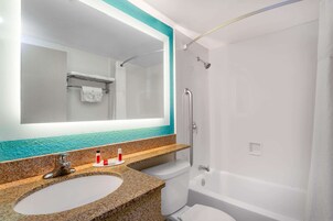 Standardzimmer, 1 King-Bett, Nichtraucher | Badezimmer | Badewanne, umweltfreundliche Kosmetikartikel, Haartrockner, Bidet