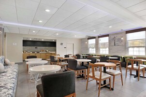 Desayuno continental incluido todos los días 