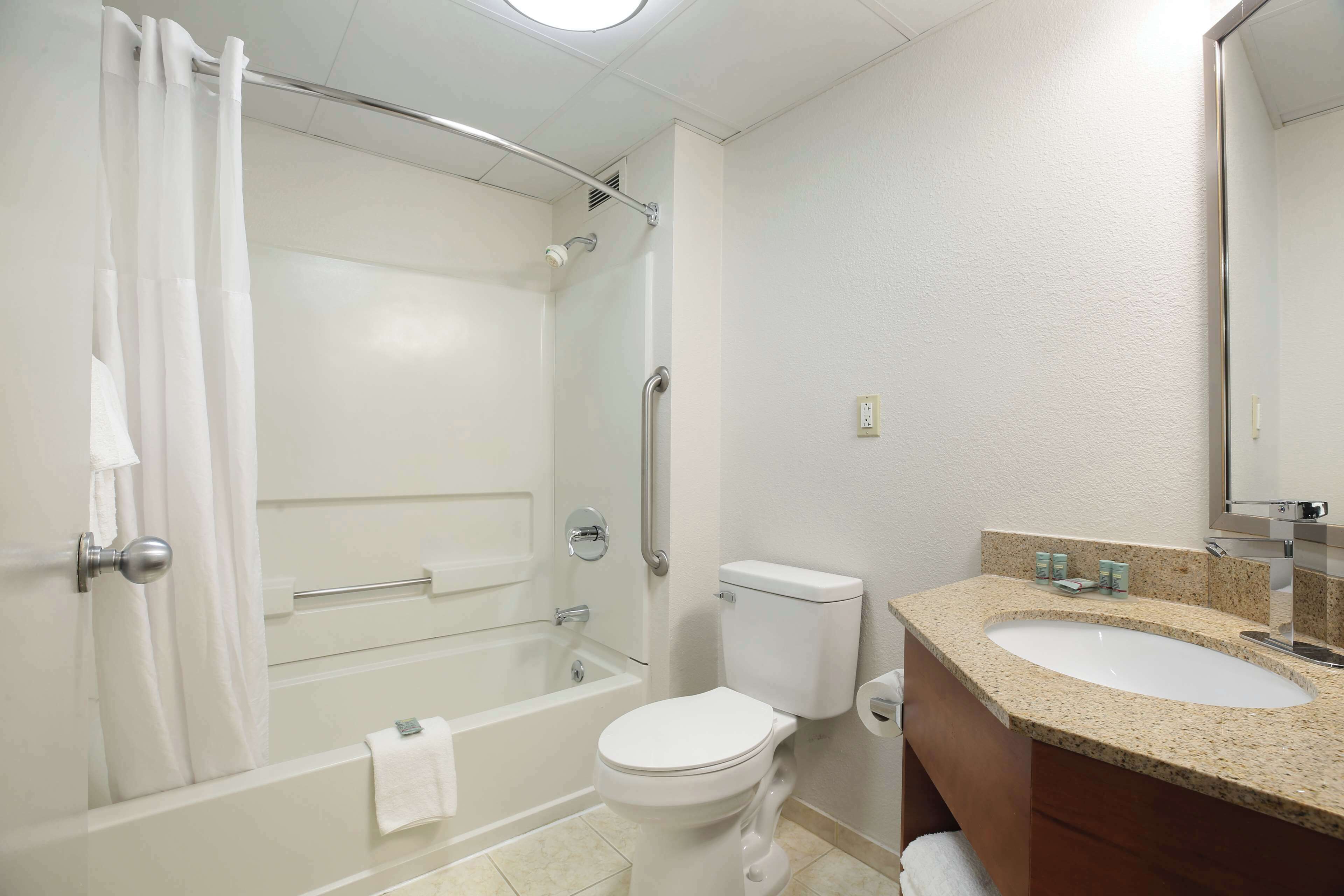 Ein Badezimmer mit Badewanne, Toilette und Waschbecken.