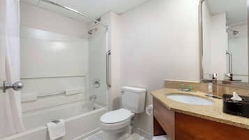 Un baño con ducha, inodoro y lavabo.