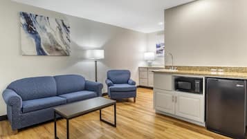 套房, 2 張加大雙人床, 非吸煙房, 冰箱和微波爐 (Living Room;with Sofabed) | 客房內保險箱、書桌、筆電工作空間、遮光布/窗簾