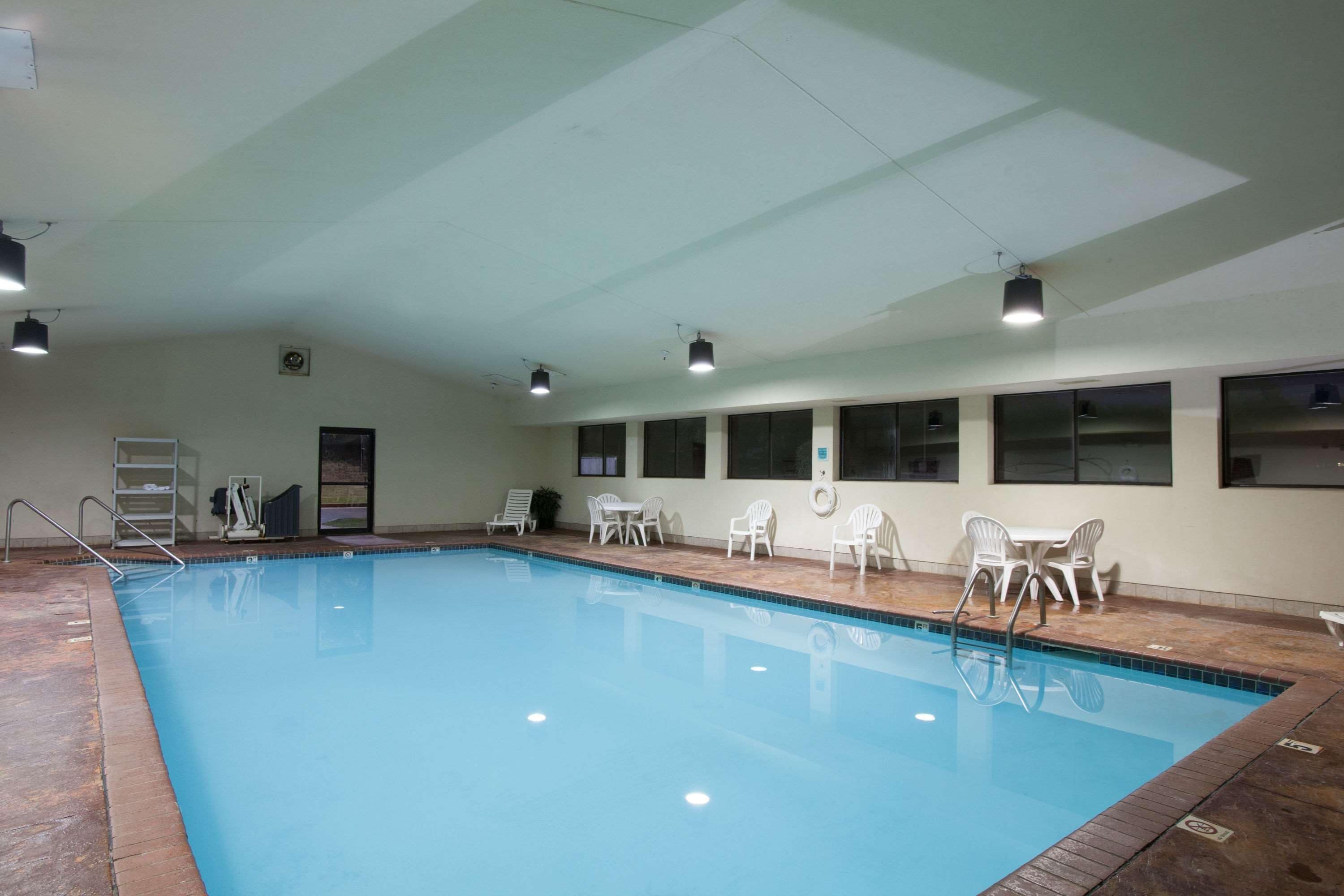 Innenpool, geöffnet von 10:00 Uhr bis 22:00 Uhr, Liegestühle