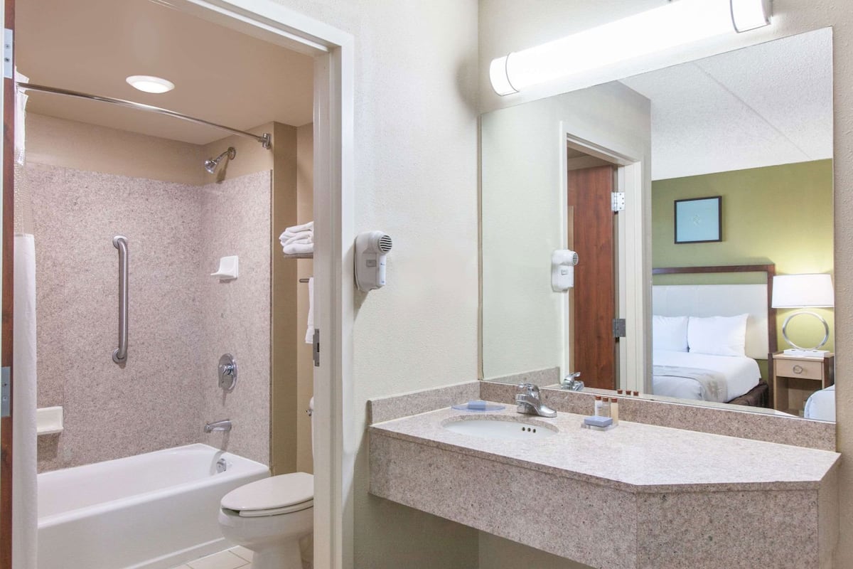 Bathroom | Free toiletries, hair dryer, towels