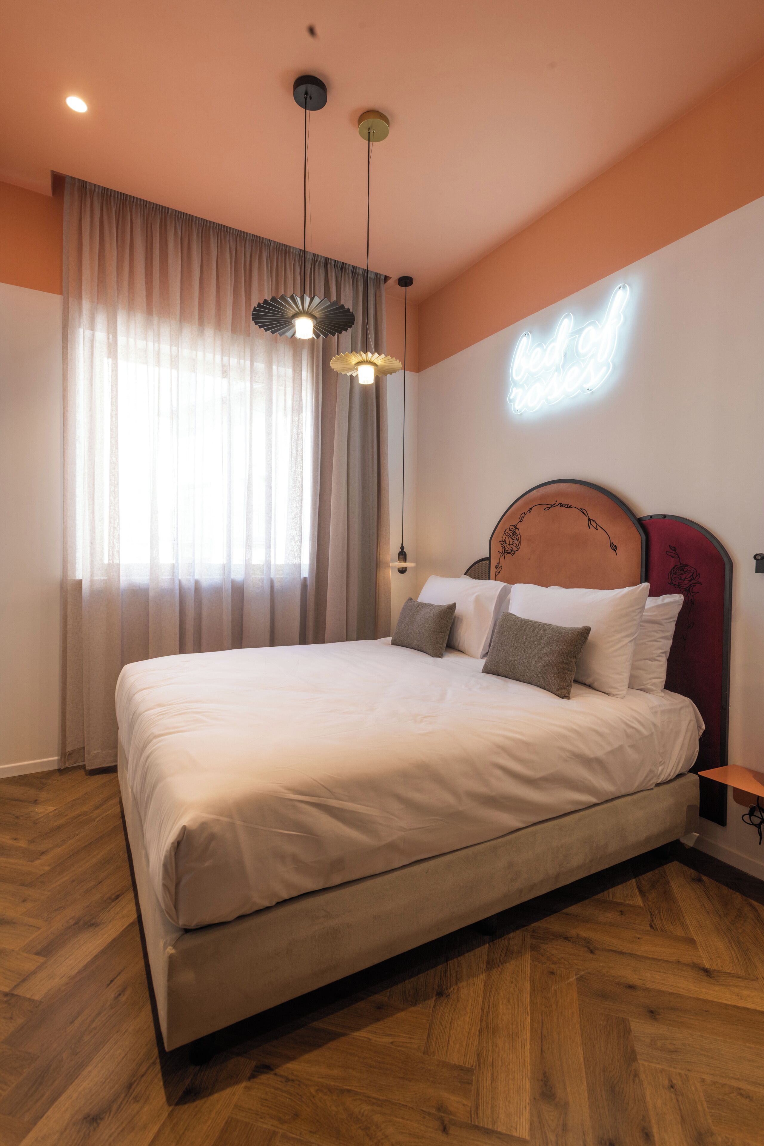 スタンダード ダブルルーム | セーフティボックス (室内)、遮光カーテン、アイロン / アイロン台、WiFi (無料)