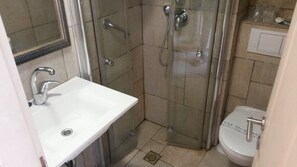 Bad | Dusj, håndklær, såpe og sjampo