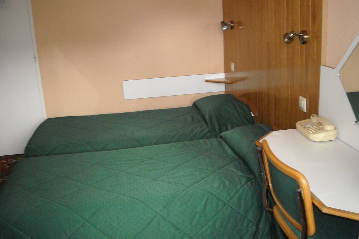 Camera con 2 letti singoli | Una scrivania, tende oscuranti, ferro/asse da stiro