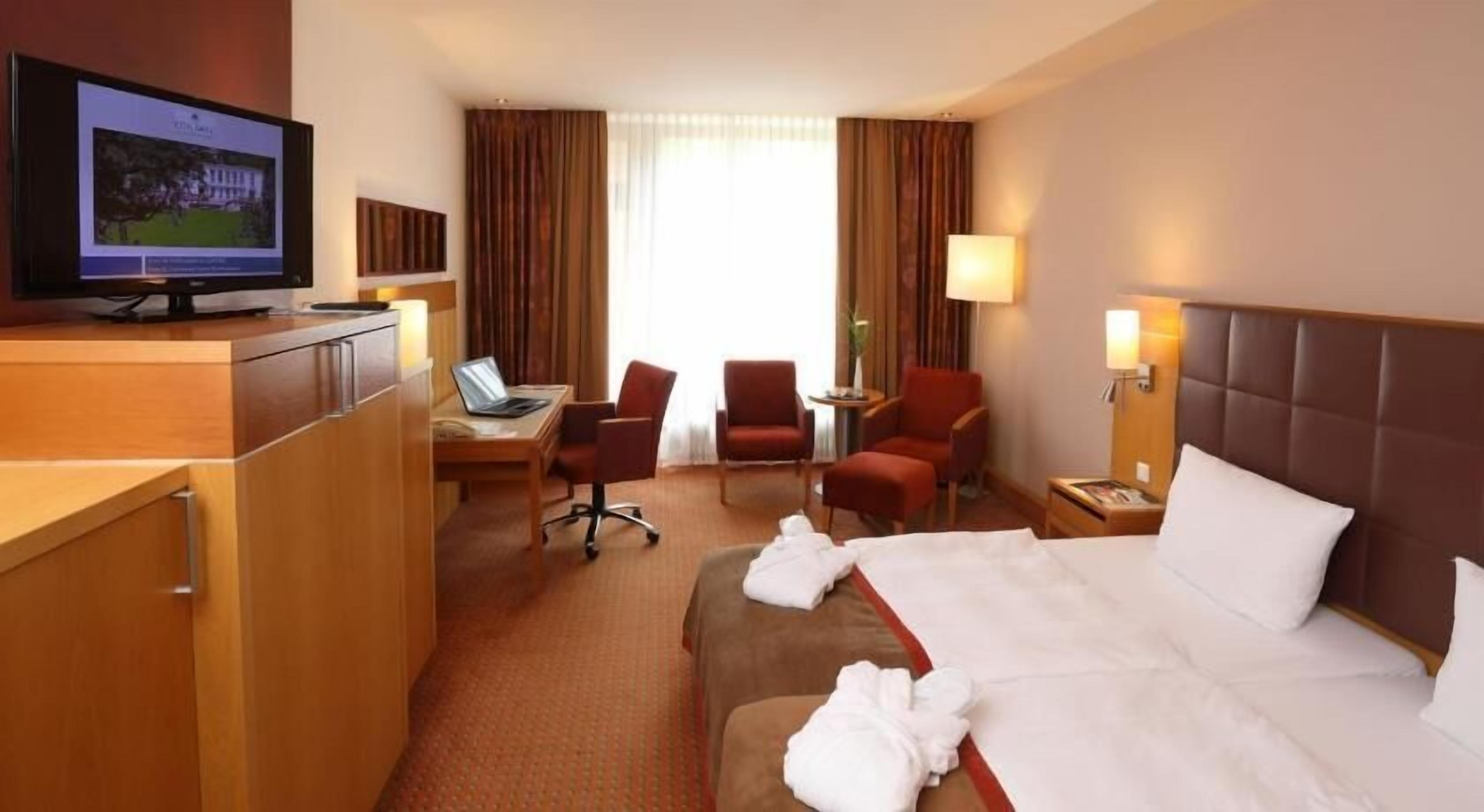 Hypo-allergenic bedding, in-room safe, desk, laptop workspace