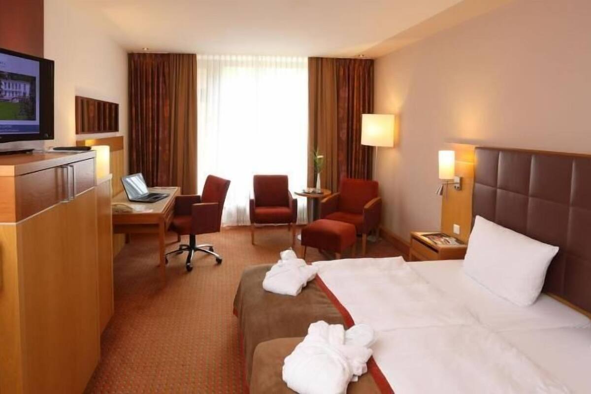 Ropa de cama hipoalergénica y caja de seguridad en la habitación