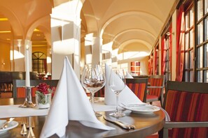 2 restaurants; breakfast, lunch, dinner, and brunch served