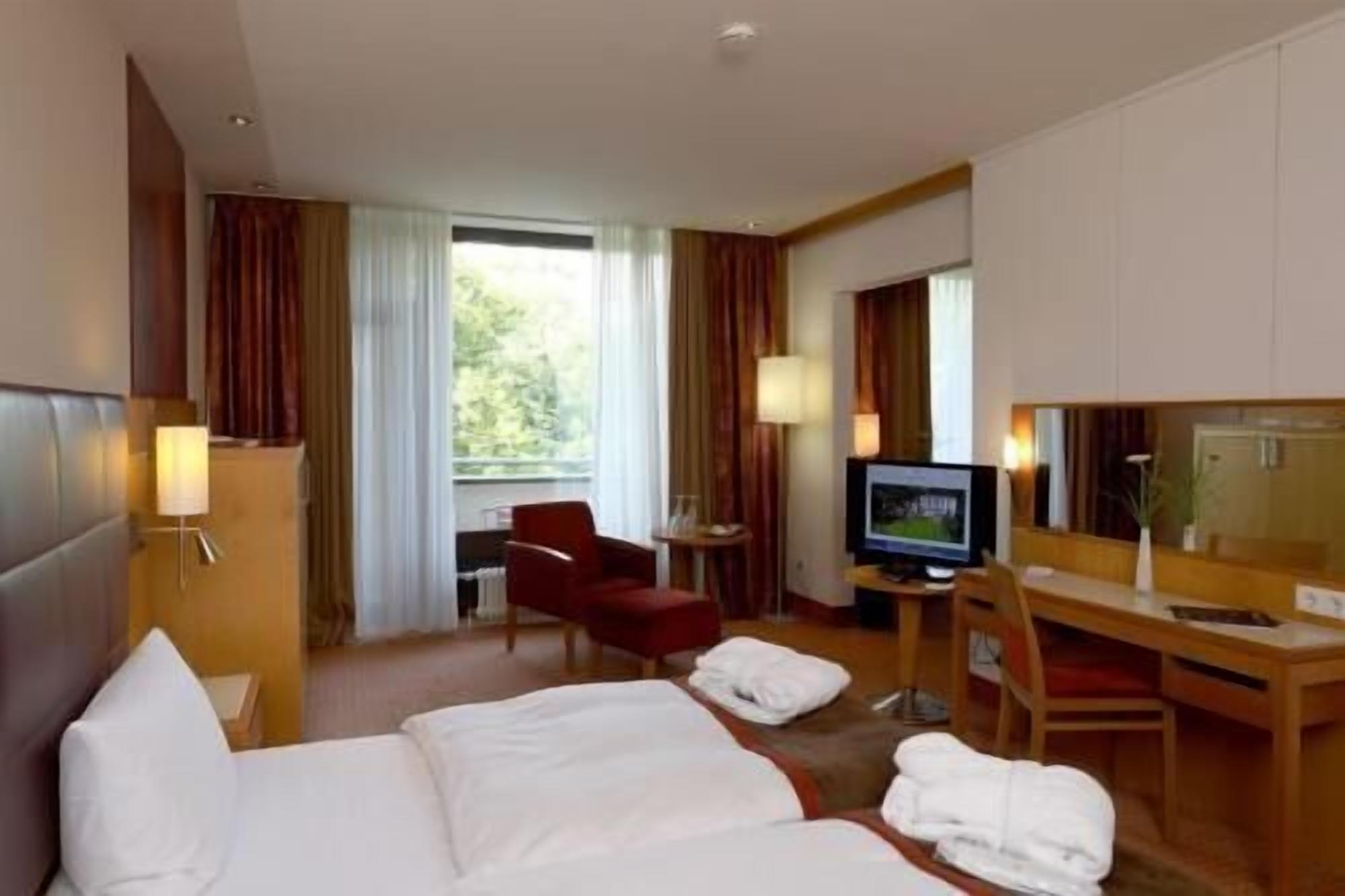 Hypo-allergenic bedding, in-room safe, desk, laptop workspace