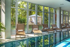Innenpool, geöffnet von 07:00 Uhr bis 21:00 Uhr, Liegestühle
