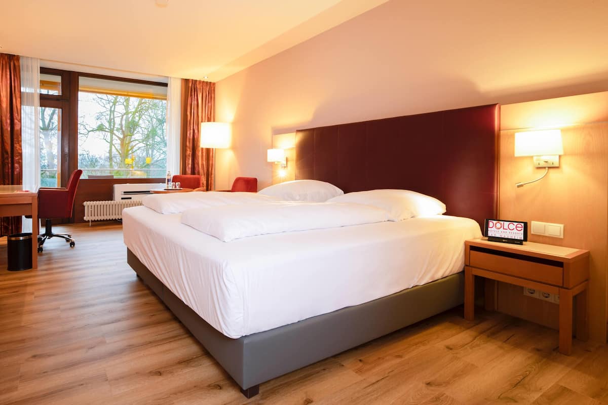 Hypo-allergenic bedding, in-room safe, desk, laptop workspace