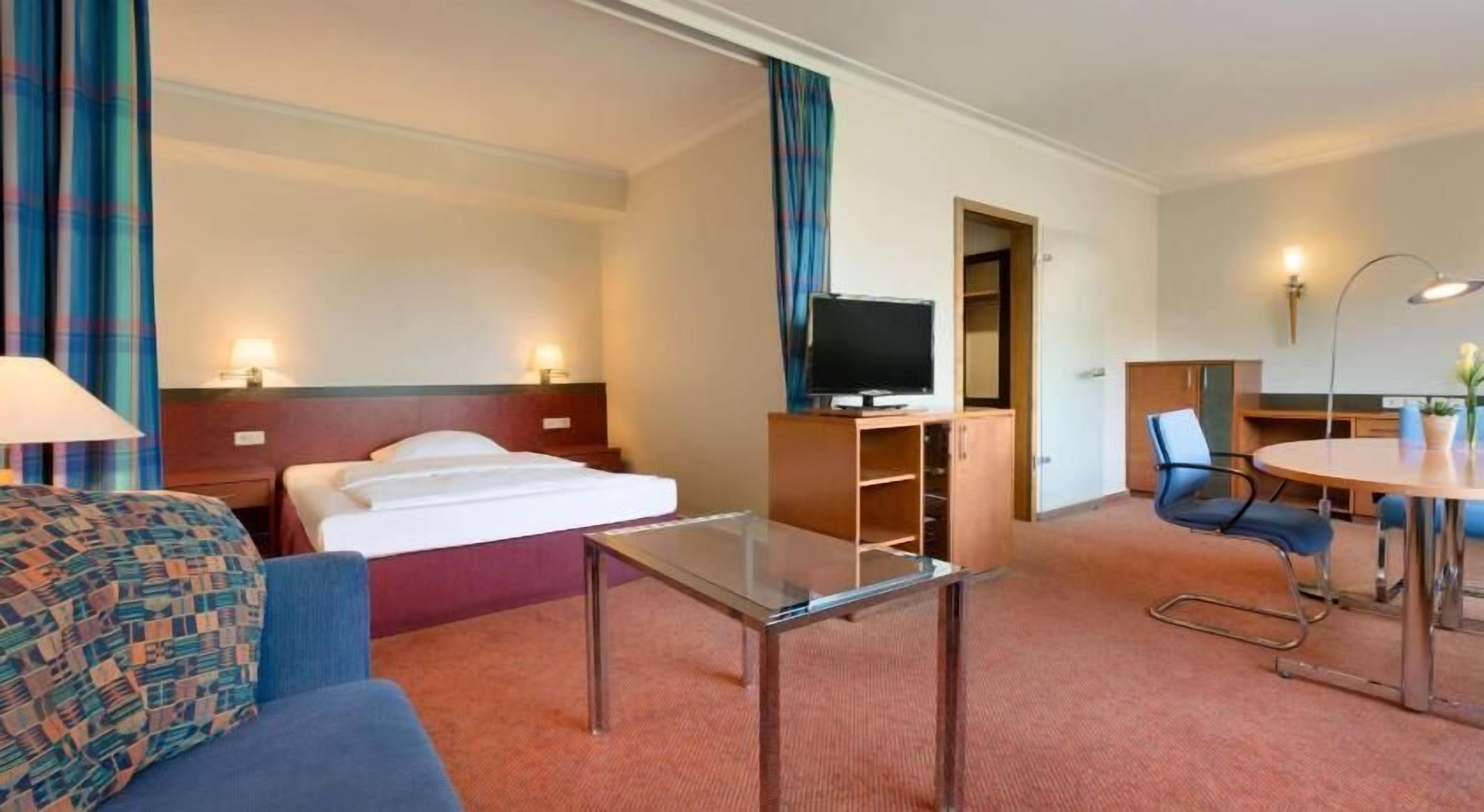 Hypo-allergenic bedding, in-room safe, desk, laptop workspace