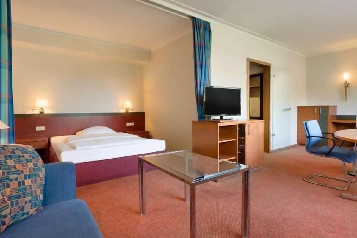 Ropa de cama hipoalergénica y caja de seguridad en la habitación