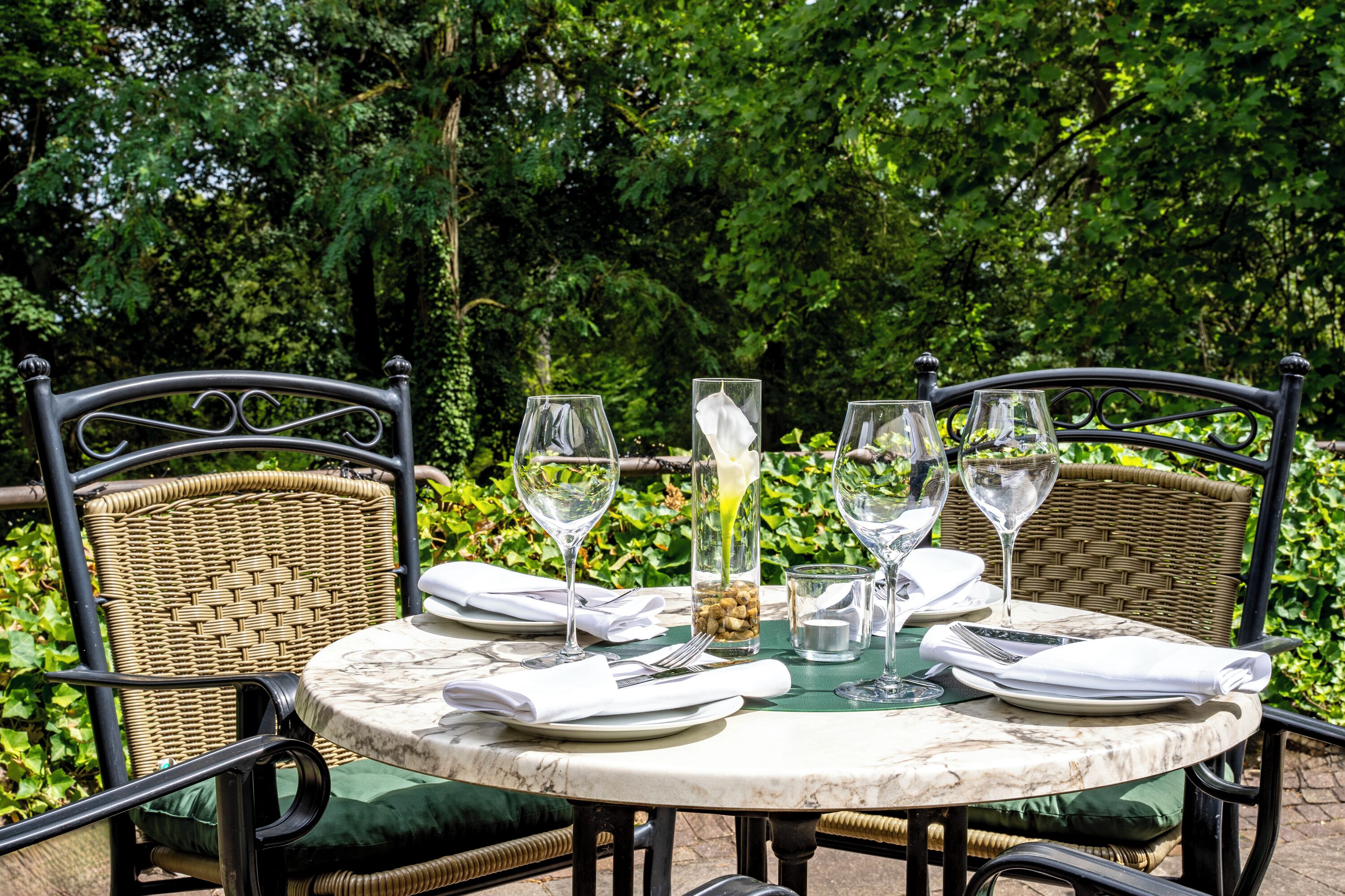 2 restaurants, breakfast, lunch, dinner served; international cuisine