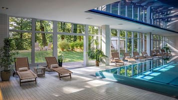 Indendørs pool, åben fra kl. 07.00 til kl. 21.00, liggestole