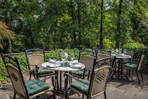 2 restaurants, breakfast, lunch, dinner served; international cuisine