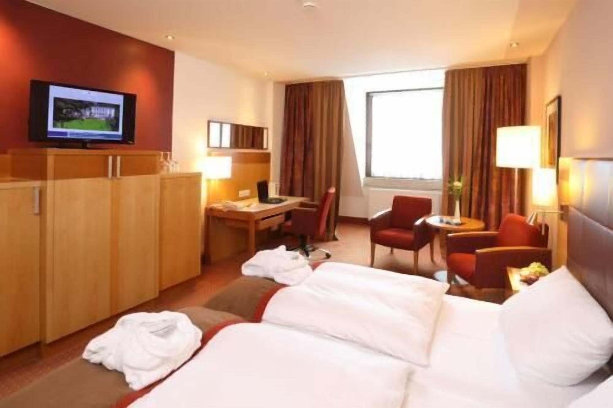 Hypo-allergenic bedding, in-room safe, desk, laptop workspace