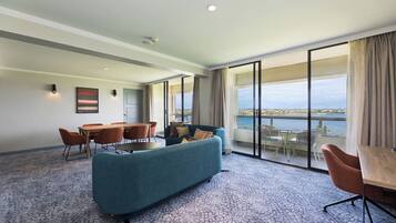 Ropa de cama hipoalergénica y caja de seguridad en la habitación