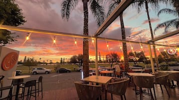 Se sirven desayunos, almuerzos y cocina local (con mesas al aire libre)