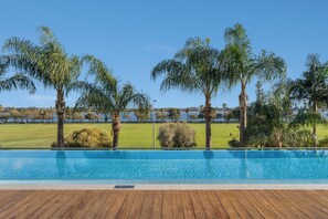 Outdoor pool, open 6:30 AM to 10:00 PM, free cabanas, pool umbrellas - Crowne Plaza Perth by IHG (East Perth)