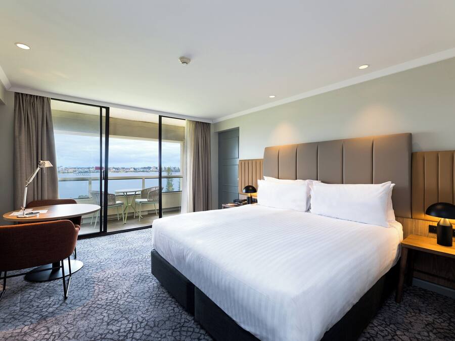 Hypo-allergenic bedding, in-room safe, laptop workspace, blackout drapes