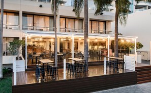 Breakfast, lunch, dinner served; local cuisine, al fresco dining - Crowne Plaza Perth by IHG (East Perth)