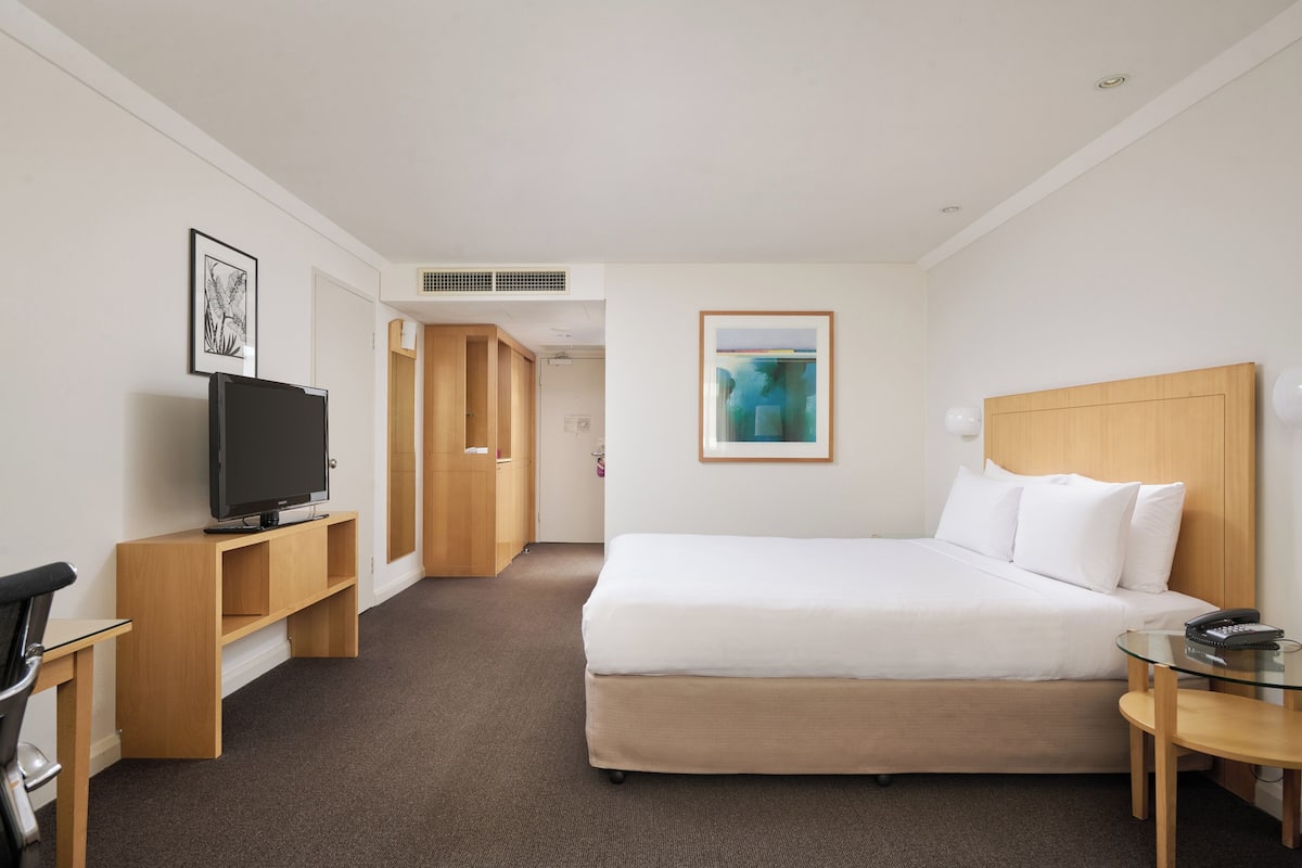 Room, 1 Queen Bed, Accessible | 1 soveværelse, allergivenligt sengetøj, pengeskab på værelset