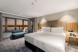 جناح - غرفة نوم واحدة - بمنظر للنهر (Swan River View, High Floor) | ملاءات للفراش لا تسبب الحساسية وخزنة داخل الغرفة