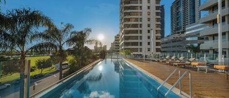 Alberca al aire libre y camas balinesas gratuitas