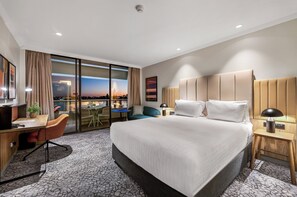 Hypo-allergenic bedding, in-room safe, laptop workspace, blackout drapes - Crowne Plaza Perth by IHG (East Perth)