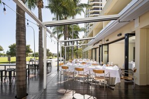 Se sirven desayunos y cocina local, restaurante con mesas al aire libre 