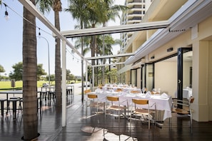 Se sirven desayunos y cocina local, restaurante con mesas al aire libre