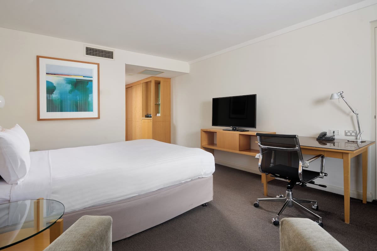 Hypo-allergenic bedding, in-room safe, laptop workspace