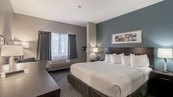 Escritorio, tabla de planchar con plancha, wifi gratis y ropa de cama