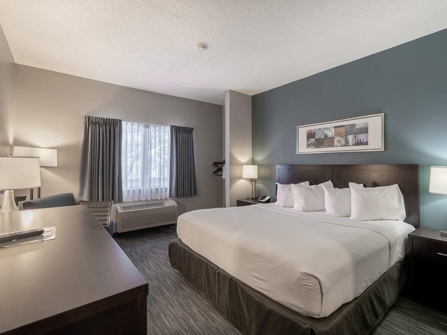 Escritorio, tabla de planchar con plancha, wifi gratis y ropa de cama