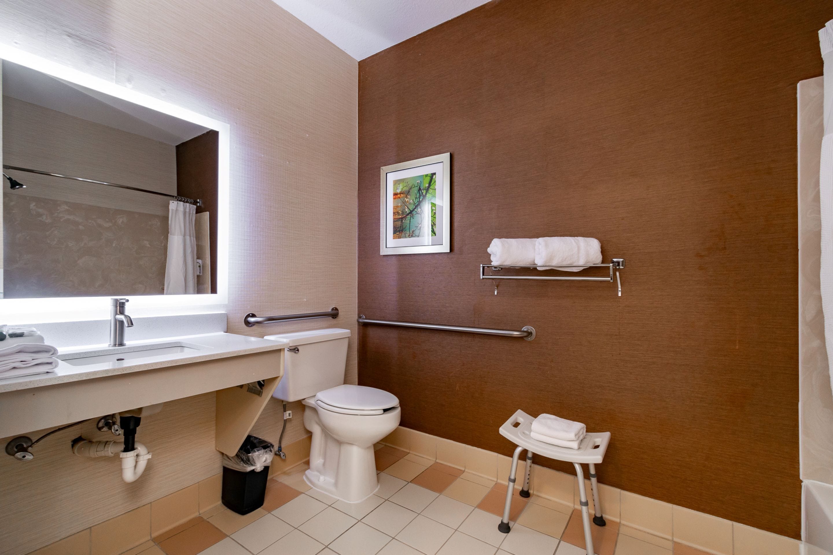 combined shower/bathtub, eco-friendly toiletries, hair dryer, towels