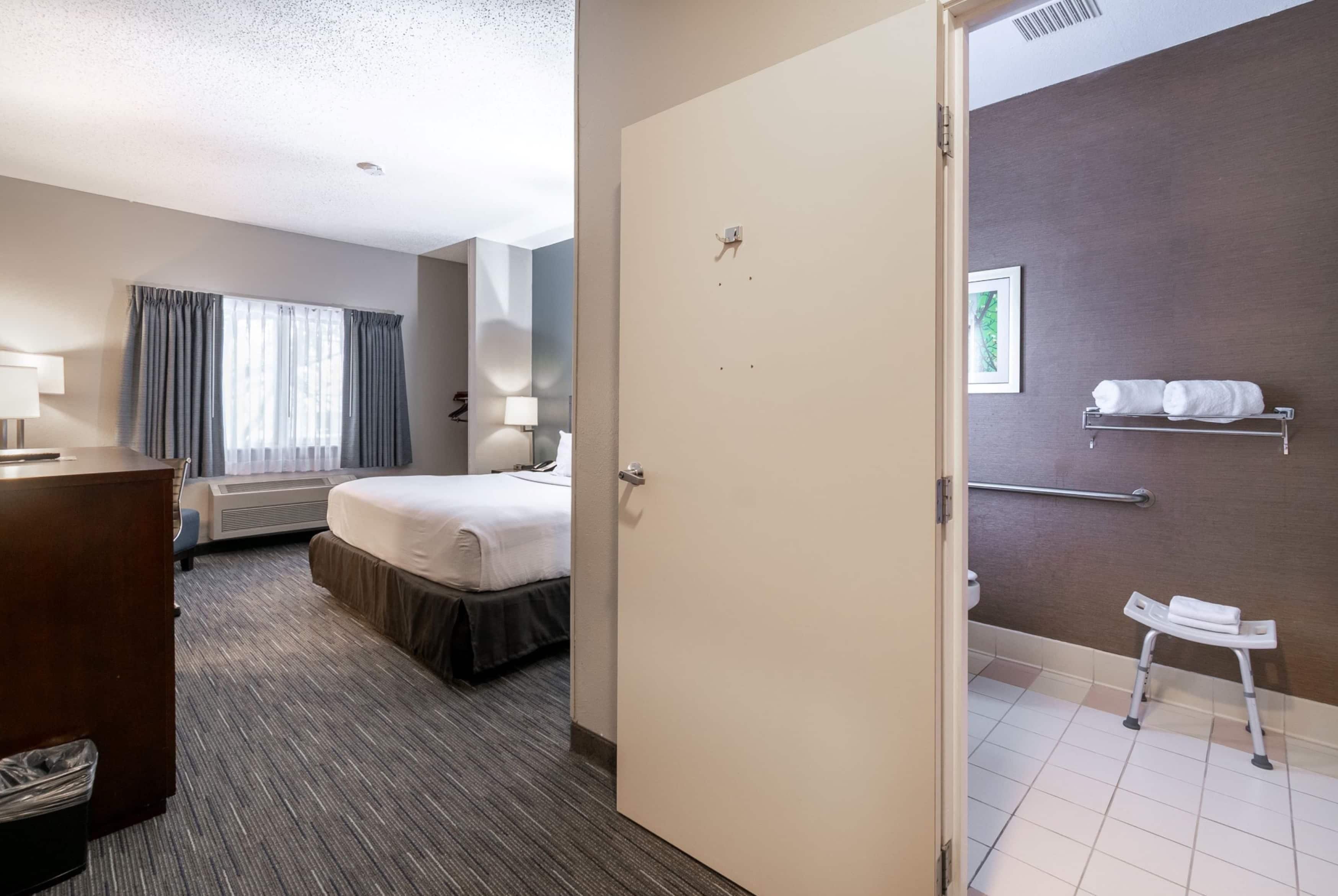 room, 1 queen bed, non smoking | desk, iron/ironing board, free wifi, bed sheets