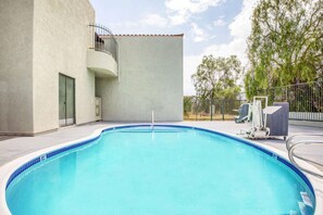 Outdoor pool - Days Inn by Wyndham Banning Casino/Outlet Mall (Banning)